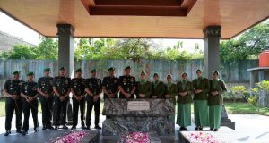 Dandim 0723/Klaten Hadiri Ziarah Rombongan HUT Ke-60 Korem 074/Warastratama di TMP Kusuma Bhakti Jurug