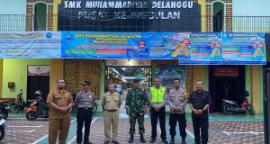 Babinsa dan Polsek Delanggu Laksanakan Pengamanan Pengumuman Kelulusan Sekolah