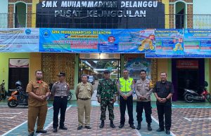 Babinsa dan Polsek Delanggu Laksanakan Pengamanan Pengumuman Kelulusan Sekolah