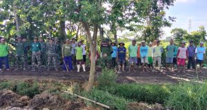 Gotong Royong TNI-Rakyat Warnai Pengecoran Jalan TMMD Di Desa Solodiran