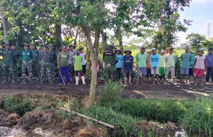 Gotong Royong TNI-Rakyat Warnai Pengecoran Jalan TMMD Di Desa Solodiran