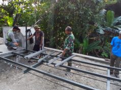 Pemasangan Tiang Railing Jembatan Gantung Garuda Karangpakel, TNI Dan Warga Perkuat Sinergi Pembangunan Desa