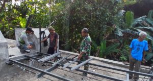 Pemasangan Tiang Railing Jembatan Gantung Garuda Karangpakel, TNI Dan Warga Perkuat Sinergi Pembangunan Desa