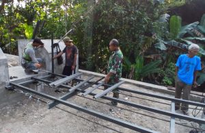 Pemasangan Tiang Railing Jembatan Gantung Garuda Karangpakel, TNI Dan Warga Perkuat Sinergi Pembangunan Desa