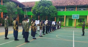 Babinsa Koramil 09/Prambanan Latih Disiplin Dan Karakter Siswa SMP N 1 Prambanan Melalui PBB