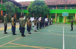 Babinsa Koramil 09/Prambanan Latih Disiplin Dan Karakter Siswa SMP N 1 Prambanan Melalui PBB