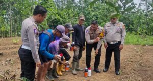 SAT LANTAS POLRES KUNINGAN BERIKAN BANTUAN BERUPA CAIRAN PEMBASMI RUMPUT KEPADA KELOMPOK TANI DESA CIBULAN KECAMATAN CIDAHU DALAM RANGKA PENANAMAN JAGUNG SEBAGAI IMPLEMENTASI KETAHANAN PANGAN NASIONAL