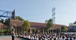 TINGKATKAN KESADARAN TERTIB LALU LINTAS DAN CEGAH BALAP LIAR, SAT LANTAS POLRES KUNINGAN GELAR “POLICE GOES TO SCHOOL” DI SMAN 1 MANDIRANCAN